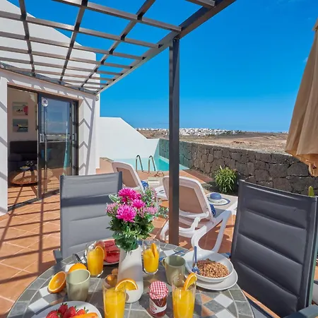 Holiday home Maria De Timanfaya - Sea And Mountains Views, Pool, Wifi, 15 Minutes Walk To Marina Rubicon *